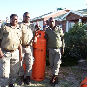 Drie van die paar Seevisserye se Inspekteurs wat spontaan van die gasbottels begin uitdra het, met vlnr Patrick Tities, Winston Bush en ZiHié Diko  